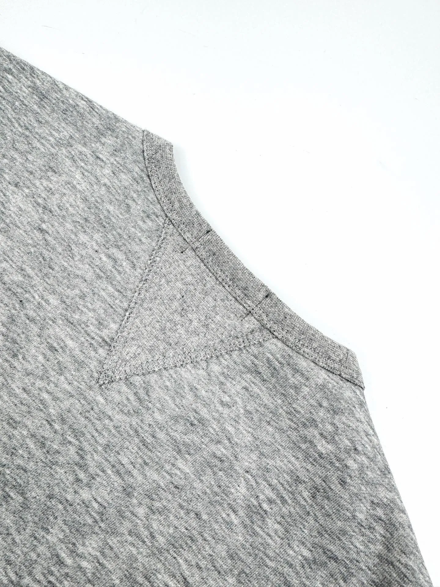 P280 Ralph Lauren logo embroidered sweatshirt. Customized cloud-like honey cotton fleece sweatshirt material. It feels delicate and comfortable against the skin. It is based on fog gray and comes with a layer of soft light filter. The exquisite indigo pony logo is embellished with it. It is highly recognizable. It brings an atmosphere of freedom and vitality. Pure and agile color symphony. It outlines a high-end outline with extreme simplicity. It becomes the smart focus of the vision and shows the taste in silence. Process 1: Using imported machine embroidery process. Use advanced computer control systems and precision mechanical components to achieve the iconic pony embroidery operation with high precision and smooth and delicate lines. Process 2: Use the Hasuo process and sew with a specific machine. The Hasuo fastness is high and adds visual effects. It is time-consuming and labor-intensive. Process 3: The fabrics are washed and have a better hand feel. Not easy to deform. Not easy to shrink. Not easy to fade. Maintain long-term beauty. Accessories: Customized 1:1 Ralph Lauren trademark. Version: Fitted fit Size: S M L XL Style number: 25296